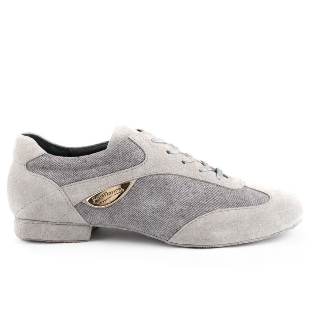 Grauer Tanzschuh mit Wildleder- und Stoffstruktur und metallischem Logodetail an der Seite.